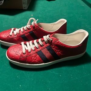 Men’s low top Gucci sneakers